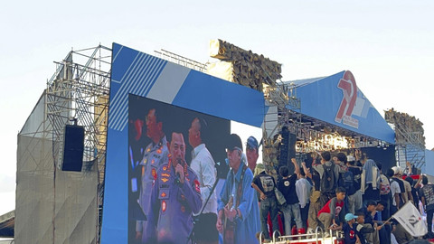 Momen Kapolri Duet dengan Iwan Fals di HUT Polri, Monas, Jakarta Pusat, Selasa (1/7/2025). Foto: Rayyan Farhansyah/kumparan