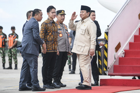 Presiden Prabowo Subianto menyalami Wapres Gibran Rakabuming Raka, Mensesneg Prasetyo Hadi, dan Kapolri Jenderal Pol Listyo Sigit Prabowo saat melepas keberangkatan Presiden ke Arab Saudi di Lanud Halim Perdanakusuma, Jakarta, Selasa (1/7/2025). Foto: Hafidz Mubarak A/ ANTARA FOTO