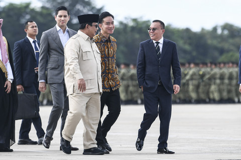 Presiden Prabowo Subianto berbincang dengan Wakil Presiden Gibran Rakabuming Raka dan Wakil Ketua DPR Sufmi Dasco Ahmad saat melepas keberangkatan Presiden ke Arab Saudi di Lanud Halim Perdanakusuma, Jakarta, Selasa (1/7/2025). Foto: Hafidz Mubarak A/ ANTARA FOTO