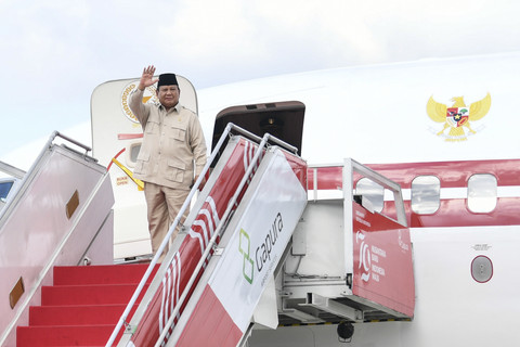Presiden Prabowo Subianto melambaikan tangan saat menaiki Pesawat Kepresidenan PK-GRD untuk bertolak ke Arab Saudi di Lanud Halim Perdanakusuma, Jakarta, Selasa (1/7/2025). Foto: Hafidz Mubarak A/ ANTARA FOTO