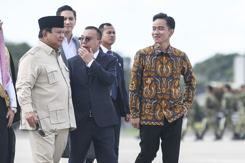 Presiden Prabowo Subianto (kiri) berbincang dengan Wakil Presiden Gibran Rakabuming Raka (kanan) dan Wakil Ketua DPR Sufmi Dasco Ahmad (tengah) saat melepas keberangkatan Presiden ke Arab Saudi di Lanud Halim Perdanakusuma, Jakarta, Selasa (1/7/2025) Foto: Hafidz Mubarak A/ ANTARA FOTO