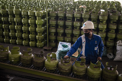 Pekerja memasang segel LPG tabung tiga kilogram di SPBE Puri Sakti Energi Perkasa, Ngaliyan, Semarang, Jawa Tengah, Selasa (1/7/2025). Foto: Aprillio Akbar/ANTARA FOTO
