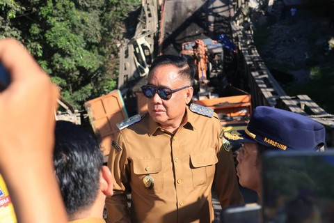 Wagub Sumsel Cik Ujang saat mengunjungi lokasi kejadian ambruknya Jembatan Muara Lawai B di Kecamatan Merapi Timur, Lahat, Senin (30/6/2025). Foto : Humas Pemprov Sumsel