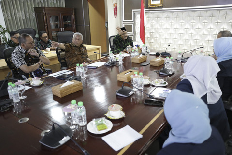 Mensos Saifullah Yusuf melakukan rapat soal Sekolah Rakyat bersama Ketua Tim Formatur Sekolah Rakyat Prof M. Nuh dan Pendiri ESQ Corp Ary Ginanjar di kantor Kemensos, Jakarta, Selasa (1/7/2025). Foto: Kemensos RI