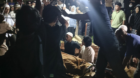 Pemakaman Hamdan ATT, TPU Kampung Dukuh, Jakarta Timur, Selasa (1/7/2025). Foto: Giovanni/kumparan