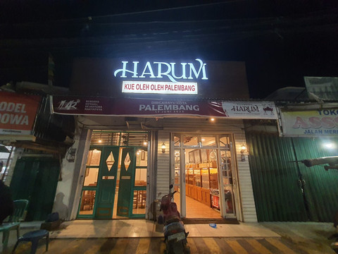 Toko Kue Palembang Harum yang menjual berbagai macam kue tradisional khas Kota Palembang/Anyelir. 