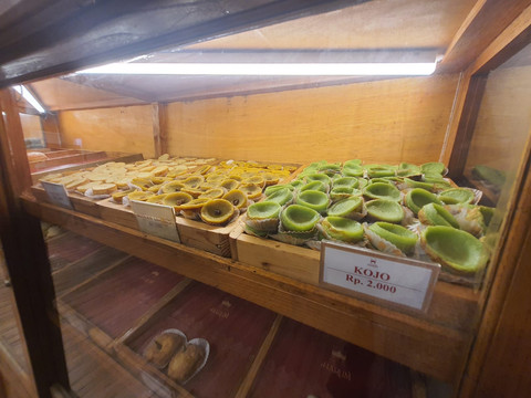 Beberapa kue yang dihidangkan di Toko Kue Palembang Harum/Anyelir