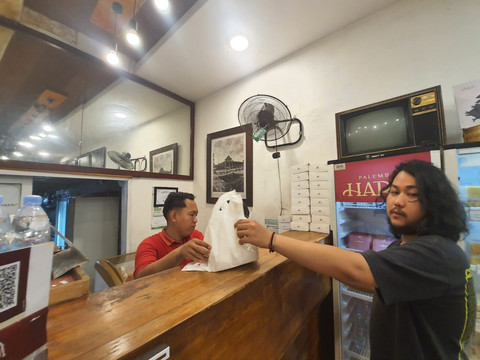 Pelanggan yang hadir untuk membeli kue tradisional khas Palembang/Anyelir. 