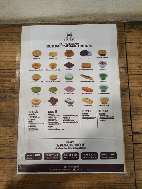 Menu yang ditampilkan di Toko Kue Palembang Harum/Anyelir. 
