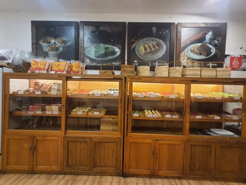 Etalase yang menampilkan berbagai macam kue khas Palembang mulai dari kue asin hingga manis/Anyelir. 
