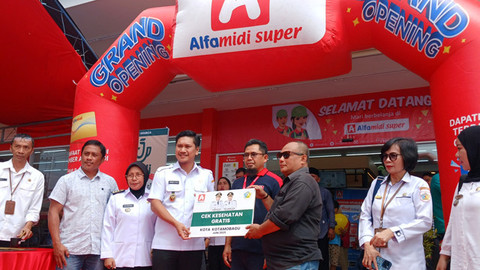 Wakil Wali Kota Kotamobagu, Rendy Virgiawan Mangkat, saat menghadiri peresmian gerai Alfamidi Super Kotobangon, sekaligus menerima pemberitahuan tentang pelaksanaan Cek Kesehatan Gratis.  