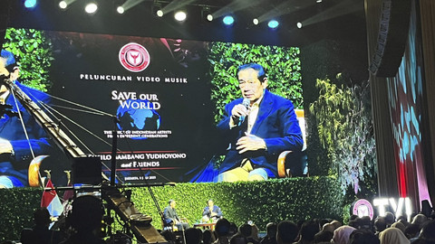 Presiden RI ke-6, Susilo Bambang Yudhoyono (SBY) saat acara peluncuran video musik Save Our World di Djakarta Theatre, Menteng, Jakarta Pusat, Selasa (1/7/2025). Foto: Nasywa Athifah/kumparan