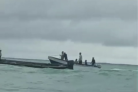 Proses pencarian 7 mahassiwa KKN UGM yang perahunya terbalik di perairan Debut, Kabupaten Maluku Tenggara, Provinsi Maluku pada Selasa (1/7/2025). Foto: Dok. Istimewa