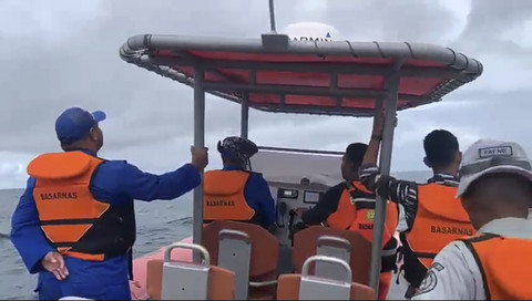 Proses pencarian 7 mahassiwa KKN UGM yang perahunya terbalik di perairan Debut, Kabupaten Maluku Tenggara, Provinsi Maluku pada Selasa (1/7/2025). Foto: Dok. Istimewa