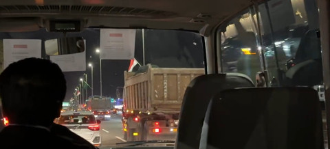 Bendera Merah Putih dan Arab Saudi hiasi jalan, sambut kedatangan Presiden Prabowo di Jeddah, Arab Saudi, Rabu (2/7). Foto: Zamachsyari/kumparan