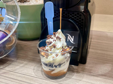 Penuangan kopi Nespresso varian caramelo untuk crema fromaggio. Foto: Salsha Okta Fairuz/kumparan