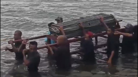 Jenazah  harus ditandu melawati laut untuk menuju ke tempat pemakaman di dusun wailisa desa loki, kecamatan Huamual kabupaten Seram bagian Barat Maluku. Foto: Dok. Istimewa