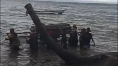Jenazah  harus ditandu melawati laut untuk menuju ke tempat pemakaman di dusun wailisa desa loki, kecamatan Huamual kabupaten Seram bagian Barat Maluku. Foto: Dok. Istimewa