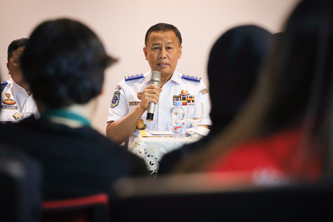 Direktur Jenderal (Dirjen) Perhubungan Darat Kemenhub, Aan Suhanan, menjelaskan progres rencana kenaikan tarif Ojek Online (Ojol) kepada wartawan di Kantor Kementerian Perhubungan RI, Jakarta, Rabu (2/7/2025).  Foto: Iqbal Firdaus/kumparan