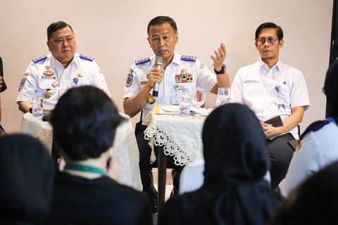 Direktur Jenderal (Dirjen) Perhubungan Darat Kemenhub, Aan Suhanan, menjelaskan progres rencana kenaikan tarif Ojek Online (Ojol) kepada wartawan di Kantor Kementerian Perhubungan RI, Jakarta, Rabu (2/7/2025).  Foto: Iqbal Firdaus/kumparan