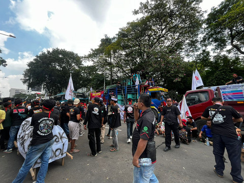 Jalan Merdeka Barat, Jakarta Pusat ditutup imbas demo sopir truk, Rabu (2/6). Foto: Rayyan Farhansyah/kumparan