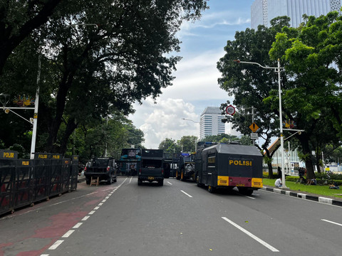 Polisi berjaga di jalan Merdeka Barat, Jakarta Pusat ditutup imbas demo sopir truk, Rabu (2/6). Foto: Rayyan Farhansyah/kumparan