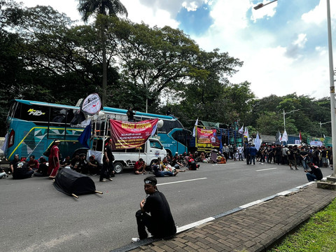 Jalan Merdeka Barat, Jakarta Pusat ditutup imbas demo sopir truk, Rabu (2/6). Foto: Rayyan Farhansyah/kumparan