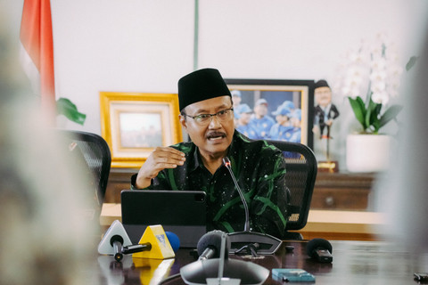 Mensos Saifullah Yusuf (Gus Ipul) menggelar konferensi pers terkait bansos di Ruang Rapat Mensos, Selasa (1/7/2025). Foto: Dok Kemensos