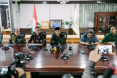 Mensos Saifullah Yusuf (Gus Ipul) menggelar konferensi pers terkait bansos di Ruang Rapat Mensos, Selasa (1/7/2025). Foto: Dok Kemensos
