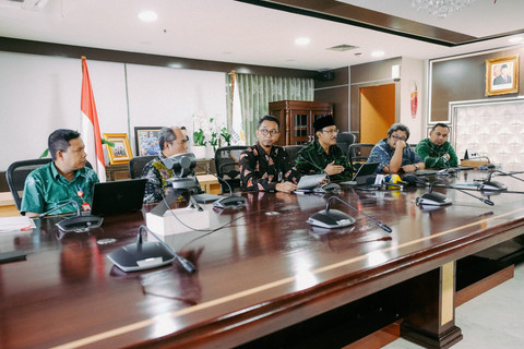 Mensos Saifullah Yusuf (Gus Ipul) menggelar konferensi pers terkait bansos di Ruang Rapat Mensos, Selasa (1/7/2025). Foto: Dok Kemensos