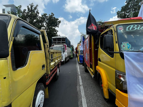 Antrean Truk pengunjuk rasa di Jalan Merdeka Selatan hingga seberang Balai Kota, Jakarta Pusat, Rabu (2/7). Foto: Rayyan Farhansyah/kumparan