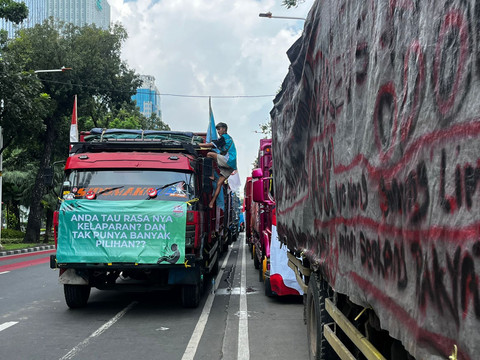 Antrean Truk pengunjuk rasa di Jalan Merdeka Selatan hingga seberang Balai Kota, Jakarta Pusat, Rabu (2/7).... </div>
<div class=