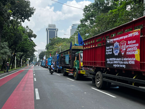 Antrean Truk pengunjuk rasa di Jalan Merdeka Selatan hingga seberang Balai Kota, Jakarta Pusat, Rabu (2/7). Foto: Rayyan Farhansyah/kumparan