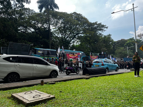 Lalu lintas di Jalan Merdeka Selatan, Jakarta Pusat Kembali di buka, rabu (2/7). Foto: Rayyan Farhansyah/kumparan