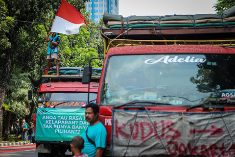 Sejumlah supir truk menyampaikan pendapatnya dalam aksi unjuk rasa di kawasan Jalan Medan Merdeka Selatan, Jakarta, Rabu (2/7/2025). Foto: Iqbal Firdaus/kumparan