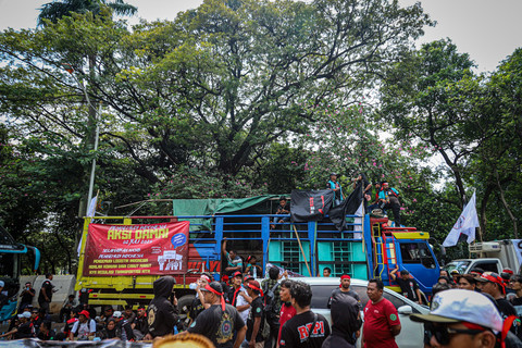 Sejumlah supir truk menyampaikan pendapatnya dalam aksi unjuk rasa di kawasan Jalan Medan Merdeka Selatan, Jakarta, Rabu (2/7/2025). Foto: Iqbal Firdaus/kumparan
