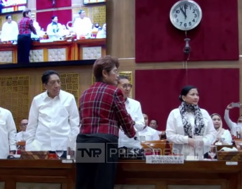Mercy Christie Barends dari PDIP serahkan buku temuan pemerkosaan massal 98 ke Menbud Fadli Zon, Rabu (2/7/2025). Foto: YouTube Komisi X DPR