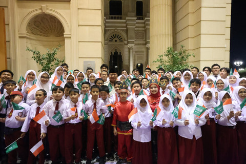 Momen Presiden Republik Indonesia, Prabowo Subianto menyapa anak-anak WNI saat memulai rangkaian kunjungan kenegaraannya di Arab Saudi, Jeddah, Selasa (1/7/). Foto: Dok. Tim Media Prabowo