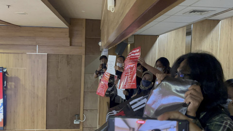 Massa Komisi X dan memberikan pesan kepada Menteri Kebudayaan, Fadli Zon di Komisi X DPR RI, Senayan, Jakarta Pusat pada Rabu (2/7/2025). Foto: Abid Raihan/kumparan
