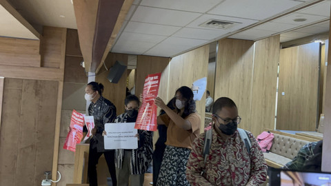 Koalisi Masyarakat Sipil Melawan Impunitas geruduk Komisi X dan memberikan pesan kepada Menteri Kebudayaan, Fadli Zon di Komisi X DPR RI, Senayan, Jakarta Pusat pada Rabu (2/7/2025). Foto: Abid Raihan/kumparan