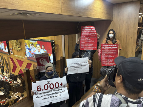 Koalisi Masyarakat Sipil Melawan Impunitas geruduk Komisi X dan memberikan pesan kepada Menteri Kebudayaan, Fadli Zon di Komisi X DPR RI, Senayan, Jakarta Pusat pada Rabu (2/7/2025), terkait penulisan ulang sejarah. Foto: Abid Raihan/kumparan
