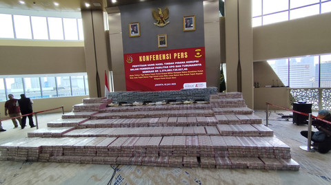 Kejaksaan Agung menunjukkan uang Rp 1,3 triliun yang disita terkait perkara korupsi CPO, Rabu (2/7/2025). Foto: Jonathan Devin/kumparan