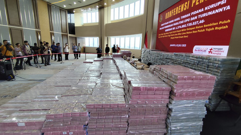 Kejaksaan Agung menunjukkan uang Rp 1,3 triliun yang disita terkait perkara korupsi CPO, Rabu (2/7/2025). Foto: Jonathan Devin/kumparan