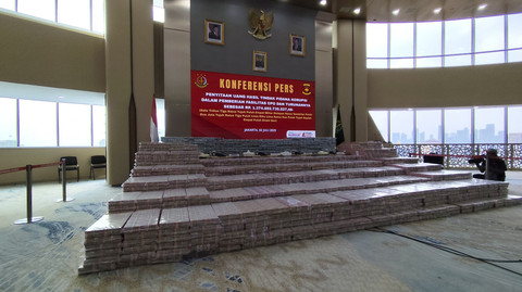 Kejaksaan Agung menunjukkan uang Rp 1,3 triliun yang disita terkait perkara korupsi CPO, Rabu (2/7/2025). Foto: Jonathan Devin/kumparan