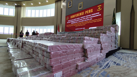 Kejaksaan Agung menunjukkan uang Rp 1,3 triliun yang disita terkait perkara korupsi CPO, Rabu (2/7/2025). Foto: Jonathan Devin/kumparan