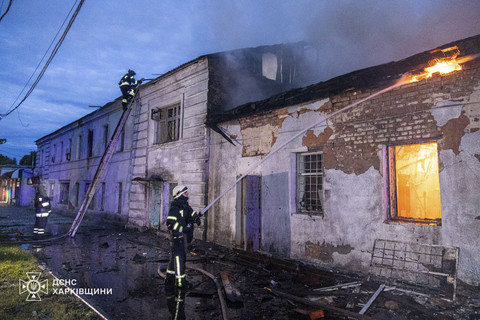 Sejumlah petugas pemadam kebakaran berusaha memadamkan api yang membakar pemukiman penduduk imbas serangan drone Rusia di Kharkiv, Ukraina, Rabu (2/7/2025). Foto: State Emergency Service of Ukraine/Handout via REUTERS