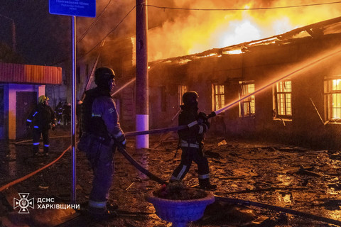 Sejumlah petugas pemadam kebakaran berusaha memadamkan api yang membakar pemukiman penduduk imbas serangan drone Rusia di Kharkiv, Ukraina, Rabu (2/7/2025). Foto: State Emergency Service of Ukraine/Handout via REUTERS