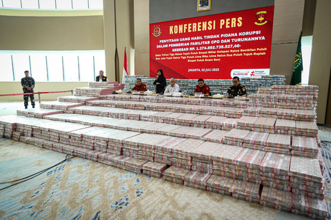 Petugas menunjukkan uang tunai hasil sitaan terkait kasus dugaan korupsi pemberian fasilitas ekspor crude palm oil (CPO) saat Konferensi Pers di Gedung Bundar Kejaksaan Agung RI, Jakarta, Rabu (2/7/2025). Foto: Iqbal Firdaus/kumparan