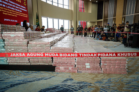 Kejaksaan Agung kembali memamerkan uang tunai hasil sitaan terkait kasus dugaan korupsi pemberian fasilitas ekspor crude palm oil (CPO) saat Konferensi Pers di Gedung Bundar Kejaksaan Agung RI, Jakarta, Rabu (2/7/2025). Foto: Iqbal Firdaus/kumparan