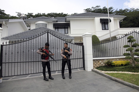 Polisi berjaga di gerbang rumah saat penyidik KPK melakukan penggeledahan terkait kasus dugaan korupsi proyek pembangunan jalan di rumah pribadi Kepala Dinas PUPR Provinsi Sumatera Utara Topan Obaja Putra Ginting di Medan, Sumatera Utara, Rabu (2/7). Foto: Yudi Manar/ ANTARA FOTO